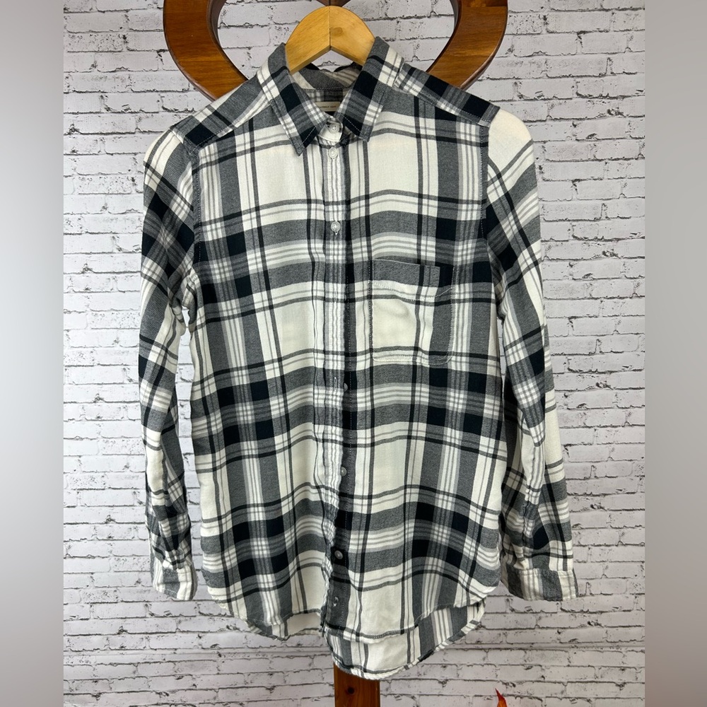 American Eagle Outfitters | Gray and White Plaid Shirt size S